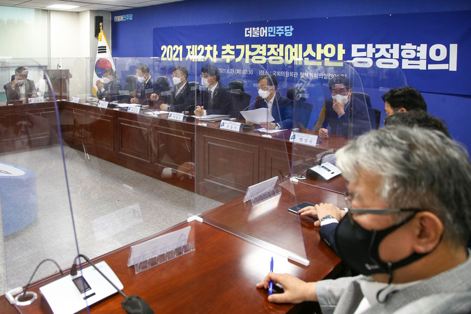 더불어민주당 윤호중 원내대표(왼쪽세번째)가 29일 국회 의원회관에서 열린 2021 제2차 추가경정예산안 당정협의에 참석해 발언하고 있다. (사진=연합뉴스)