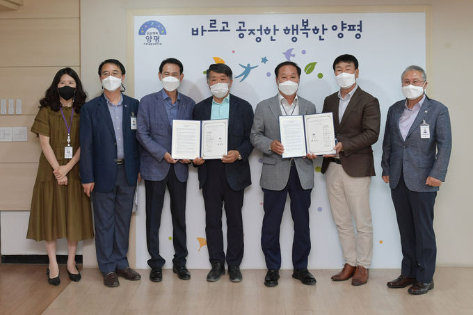 정동균(오른쪽 세 번째) 양평군수가 28일 양평뉴딜포럼과 업무협약을 체결하고 기념촬영을 하고 있다. (사진=양평군 제공)