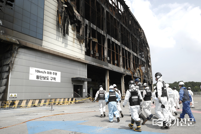 29일 이천시 마장면 쿠팡 덕평 물류센터 화재현장에서 경찰, 소방 등 유관기관으로 구성된 합동감식반이 분주하게 움직이고 있다. (사진=황준선 기자)