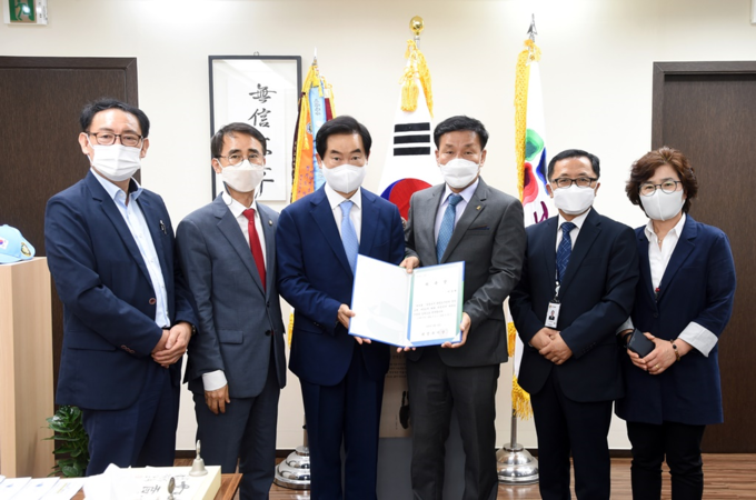 지난 28일 안병용 의정부시장(사진 왼쪽 세번째)이 이강현 의정부시태권도협회 회장을 시 태권도시범단 단장으로 위촉하고 위촉장을 건네고 있다. (사진=의정부시 제공)