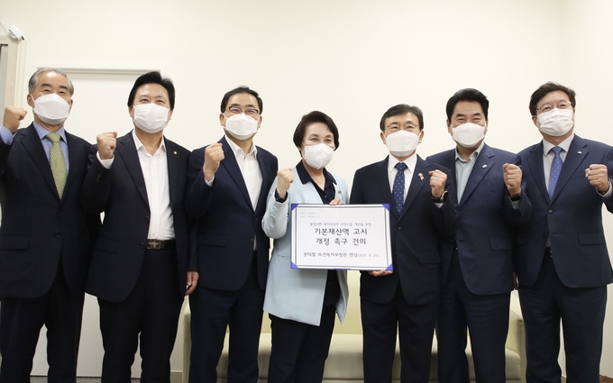 권덕칠 보건복지부 장관을 찾아 복지급여 산정 기준 개선을 요청한 4개 특례시 시장과 정춘숙, 강기윤 국회의원이 기념촬영을 하고 있다. (사진=용인시 제공)