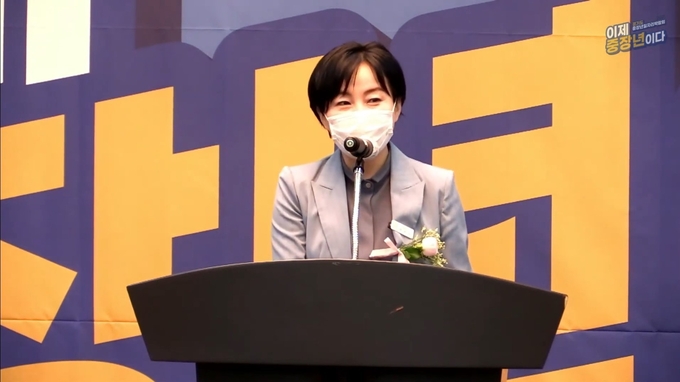 제윤경 경기도일자리재단 대표이사가 온라인으로 진행된 ‘2021 경기도 중장년일자리박람회’에서 인사말을 하고 있다. (사진= 경기도일자리재단 제공)