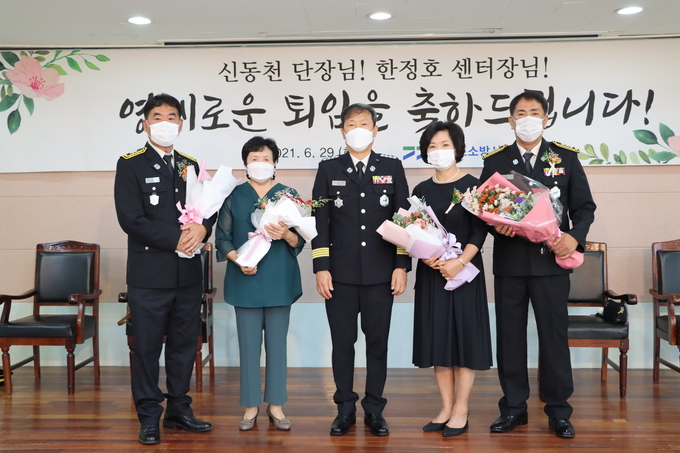 군포소방서 신동천 현장대응단장과 한정호 오금119안전센터장이 정년퇴임식을 갖고있다.