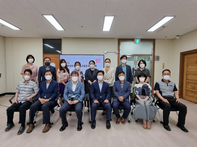 제1차 화성오산 혁신교육운영협의회 참가자들이 기념촬영을 하고 있다. (사진=화성오산교육지원청 제공)