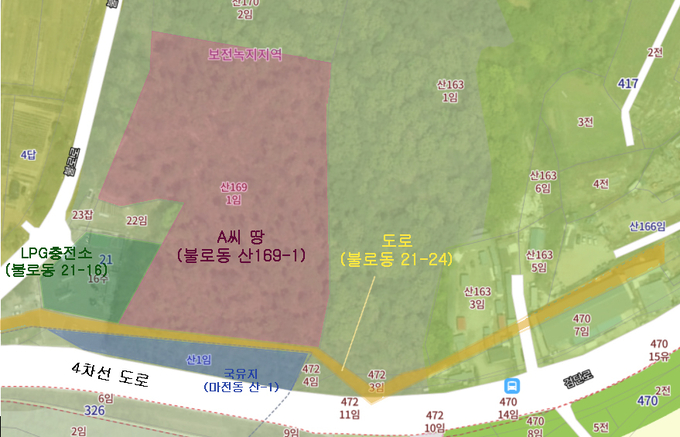 A씨의 땅 남쪽으로 현재는 사용하지 않는 도로가 있고 그 밑에 국유지를 지나 4차선 도로가 위치한다. ( 사진 = 네이버지도 제공 )