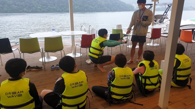 남양주시체육회가 코로나19로 체육활동이 부족한 관내 청소년들을 위해 청소년 수상스키(웨이크보드)교실을 신설·운영하고 있다. (사진=남양주시체육회 제공)