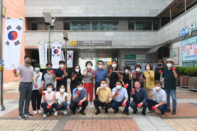 구리시 수택3동에서는 지난 28일 관내 주민과 함께하는 여름꽃 식재 행사를 개최했다. (사진=구리시 수택3동 제공)