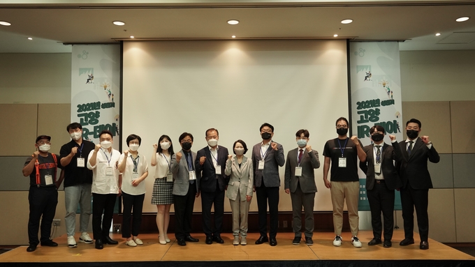 고양 킨텍스에서 개최한 고양 IR-데이에서 정진우 중진공 기업지원본부장(좌측 7번째)과 관계자들이 기념촬영을 하고 있다.. (사진=중소벤처기업진흥공단 경기북부지부)