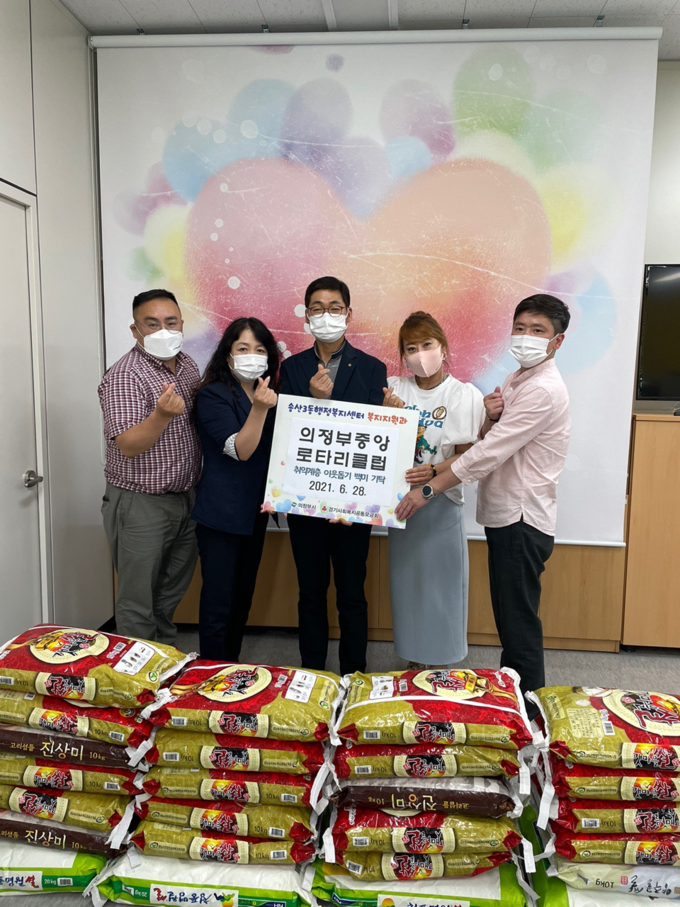 의정부중앙로타리클럽이 송산3동 행정복지센터에 사랑의 쌀 280㎏을 기탁했다. (사진=의정부시 송산3동 제공)