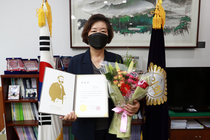 의정부시의회 김영숙 의원이 대한적십자로부터 표창을 받았다. (사진=의정부시의회 제공)