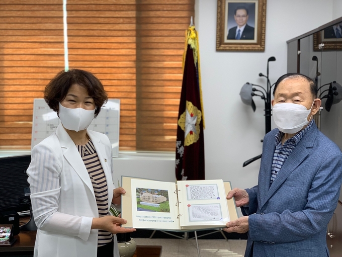 경기남부보훈지청이 6.25참전유공자회 경기도지부에 감사 엽서 앨범을 전달했다. (사진=경기남부보훈지청 제공)
