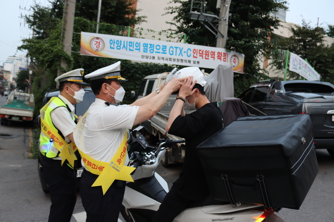 안양만안경찰서가 유관기관 합동으로 '2차 주민 맞춤형 이륜차 특별 단속'을 실시하고 있다. (사진=안양만안경찰서 제공)