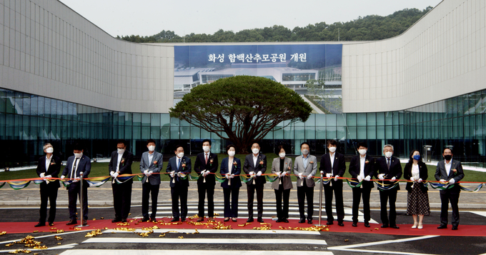 화성시 함백산 추모공원 개원식이 열린 30일 서철모 화성시장(왼쪽에서 여섯번째)을 비롯해 화성시 관계자들이 테이프 커팅식을 하고 있다. (사진=조병석 기자)