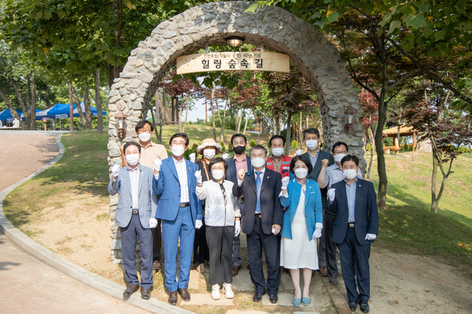좌측부터 강후공 중구의원, 조광휘 시의원, 김영분 이사장, 홍인성 중구청장, 최찬용 중구의회의장, 이성태 중구의원. (사진=인천시설공단 제공)