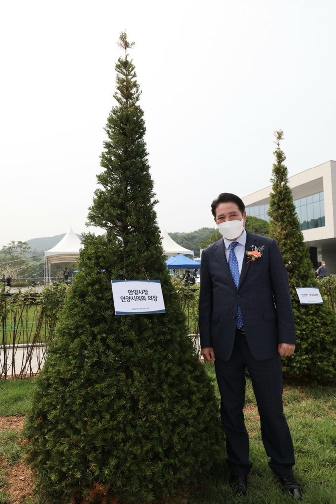화성 함백산 추모고원에서 쵀대호 안양시장과 시의회의장이 개원 기념식수한 나무 앞에서 기념 촬영했다.