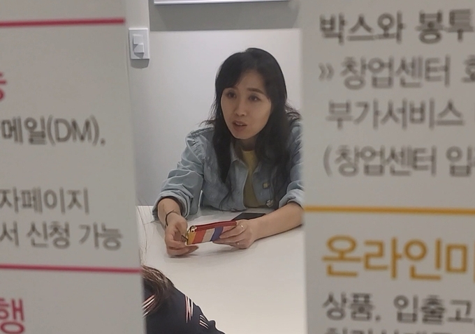 인터뷰 중인 최유리 작가의 모습. (사진=강경묵 기자)