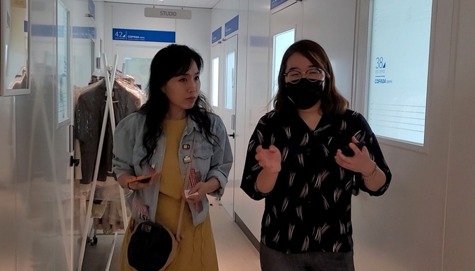 본보 신연경 기자와 최유리 작가가 작업공간에 대한 이야기를 나누고 있는 모습. (사진=강경묵 기자) 