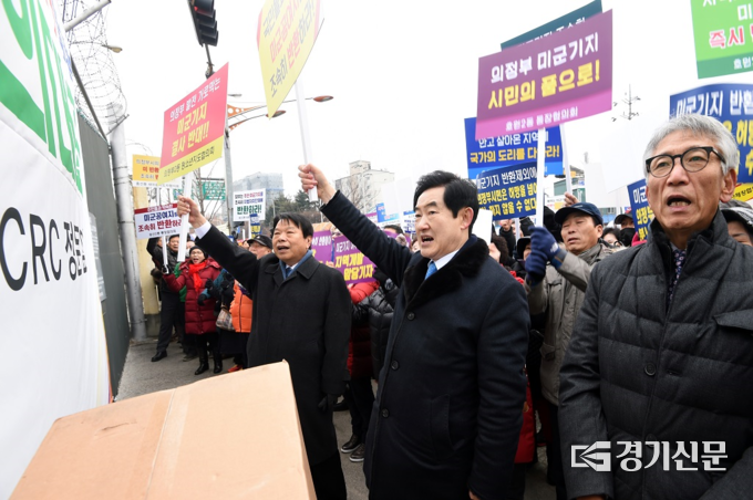 안병용 의정부시장(사진 가운데)이 지난해 1월 가능동 미군기지인 캠프 레드클라우드 정문 앞 새해 시무식에서 '미군기지 조기 반환' 구호를 외치고 있다. (사진=의정부시 제공)