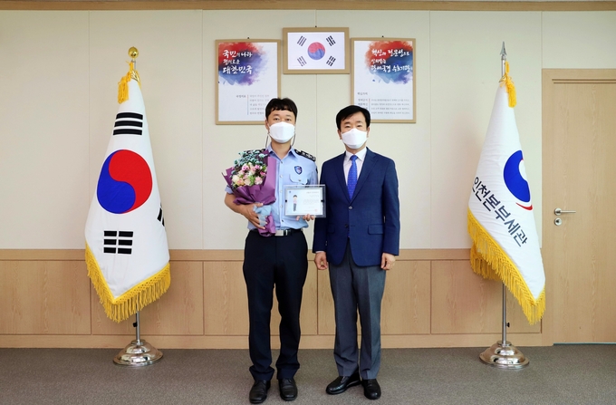  6월의 인천세관인에 선정된 이승희 관세행정관(왼쪽). ( 사진 = 인천세관 제공 )