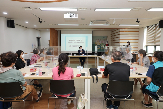 한대희 군포시장(가운데)이 5060 신중년프로그램 참여자들과 소통간담회를 갖고 있다. (사진=군포시 제공)