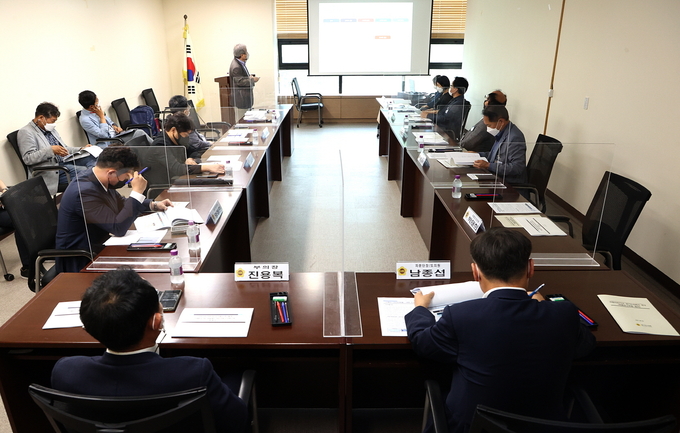경기도의회에서 '지방자치제 실시 70주년'을 기념해 의회사를 총망라한 '핵심 의정성과 30선' 마련을 위해 연구용역 보고가 진행되고 있다(사진=경기도의회 제공)