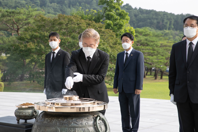 이재명 경기도지사가 1일 오전 서울 동작구 국립현충원에서 분향하고 있다. (사진= 이재명 대선캠프 제공)