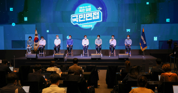 취재진 질문에 답하는 민주당 대선 경선 후보들. (사진=연합뉴스 제공)