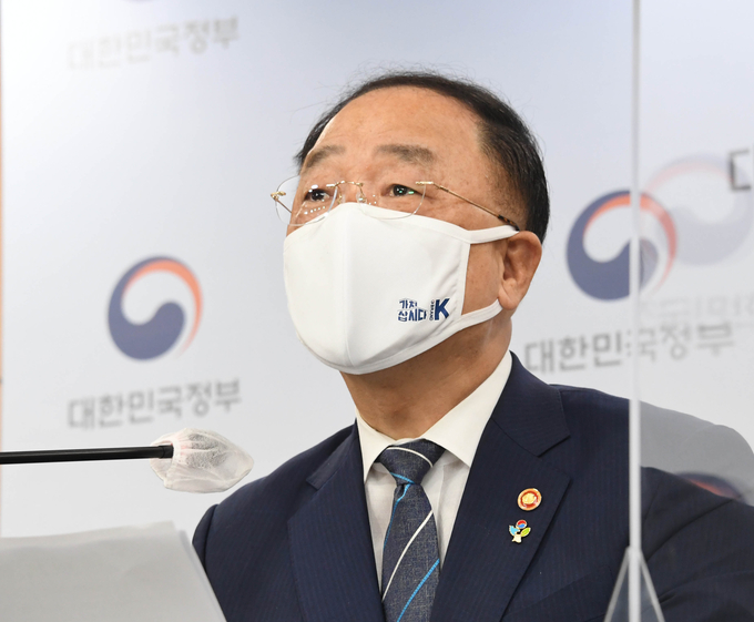 1일 추경 합동브리핑에서 발언하는 홍남기 경제부총리 (사진=기획재정부 제공)