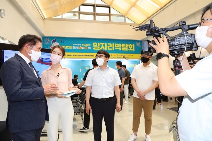 안양시가 청년층 고용에 초점을 맞춰 개최한⌜청.년.안.정 일자리박람회를 개최했다.