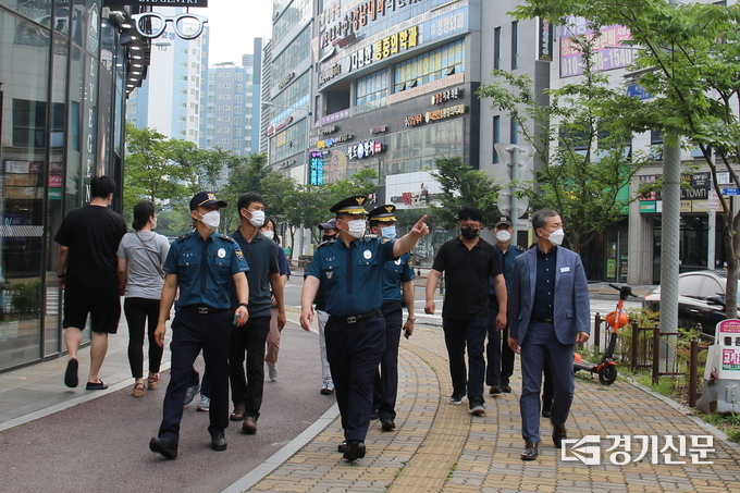 평택경찰서는 지난달 29일 소사벌상업지구 주민들과 함께하는 안전순찰을 진행해 좋은 평가를 받고 있다. (사진=평택경찰서 제공)