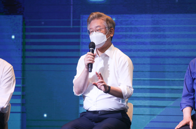 더불어민주당 대선 경선 후보들이 1일 서울 여의도 글래드호텔 그랜드볼룸에서 공명선거 실천 서약식 및 프레스데이를 가졌다. 이재명 후보가 취재진의 질문에 답하고 있다. (사진=연합뉴스)