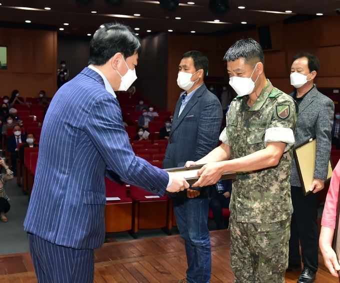 차준택 구청장이 우수 제안자에게 표창을 전달하고 있다. ( 사진 = 부평구 제공 )