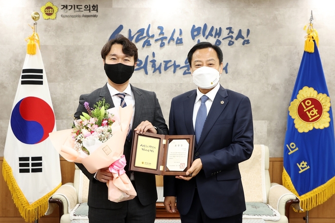 왼쪽부터 태준 경기도주식회사 유통2실 실장과 장현국 경기도의회 의장 (사진 = 경기도주식회사 제공)