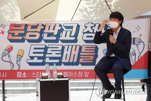 국민의힘 이준석 대표가 2일 경기도 성남시 판교유스페이스 광장에서 열린 '분당판교 청년 토론배틀'에 참석해 환하게 웃고 있다. (사진= 연합뉴스) 