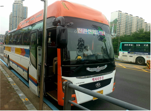 남양주시는 이달부터 산업단지의 구인·구직, 고용 유지, 교통 문제 등의 기업 애로 사항을 해결하기 위해 진관산업단지에 무료 출퇴근 버스(J-BUS)를 운영한다. (사진=남양주시 제공)