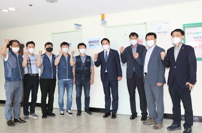 안양 동안구청 5층에서 열린 노동 인권센터 현판식에서 참석자들이 기념촬영을 하고 있다.(사진= 안양시 제공)