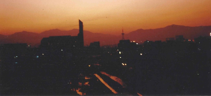 1992년 하대원동105번지 3층에서 바라본 대원천과 모란 성남동성당의 야경. (사진=성남학연구소 제공)