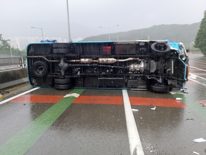 4일 오전 6시 20분께 부산 도시고속도로 번영로 구서IC 인근을 달리던 통근버스 1대가 갑자기 왼쪽으로 넘어졌다. 이 사고로 운전자인 70대 남성이 크게 다쳐 병원으로 옮겨졌고, 승객인 40대 남성 1명이 경상을 입었다. 사고 차량에는 이들 2명만 타고 있었다. (사진=부산경찰청 제공)