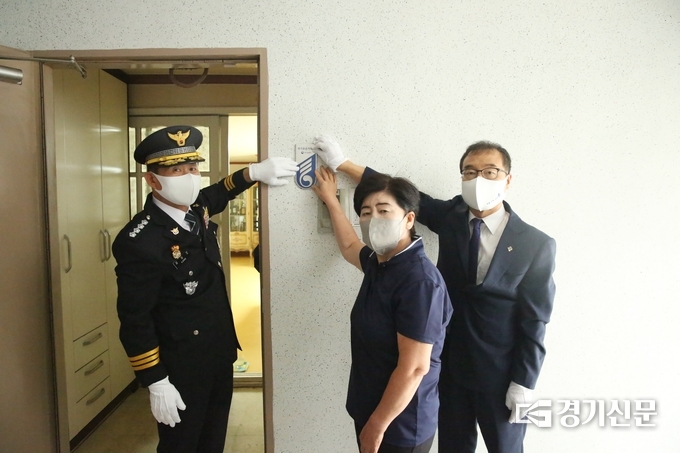 강성모 포천경찰서장과 황후연 경기북부보훈지청장(오른쪽)이 故이성효님의 자택을 방문 '국가유공자' 명패를 부착하고 있다. (사진=포천경창서 제공)