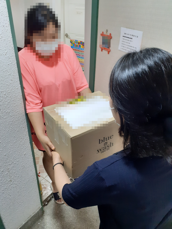 구리시는 지난 2일 -㈜블루워시, 미혼모부자 가정에 친환경 세탁용품 정기후원 전달하고 있다. (사진=구리시 제공)