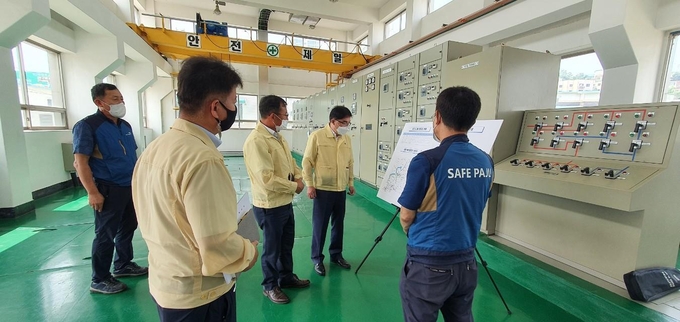 파주시 고광춘 부시장이 문산배수펌프장 시설을 확인하고 있다. (사진=파주시 제공)