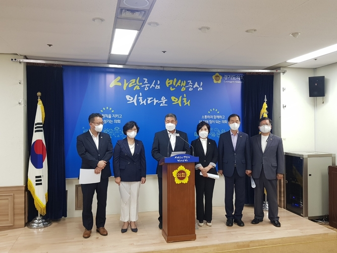 경기도의회 국민의힘이 5일 오전 기자회견을 열어 이재명 지사의 대선 출마로 인한 도정 공백을 주장하면서 사퇴 후 경선에 임할 것을 촉구했다(사진=박건 기자)