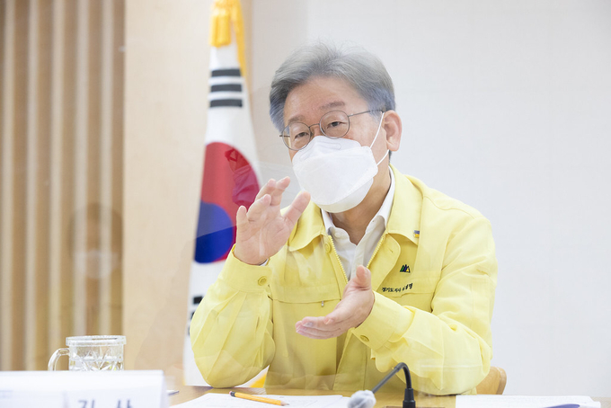  5일 경기도청 상황실에서 이재명 경기도지사가 실국장들과 코로나19 대응 긴급 점검회의를 하고 있다. (사진= 경기도 제공)