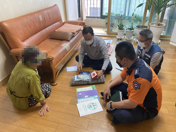 용인소방서와 포스코건설이 함께하는 '어르신 소방안전교육' 모습 (사진=용인소방서 제공)