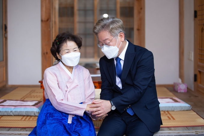 이재명 경기도지사가 지난 1일 오후 경북 안동 이육사문화관에 방문한 모습