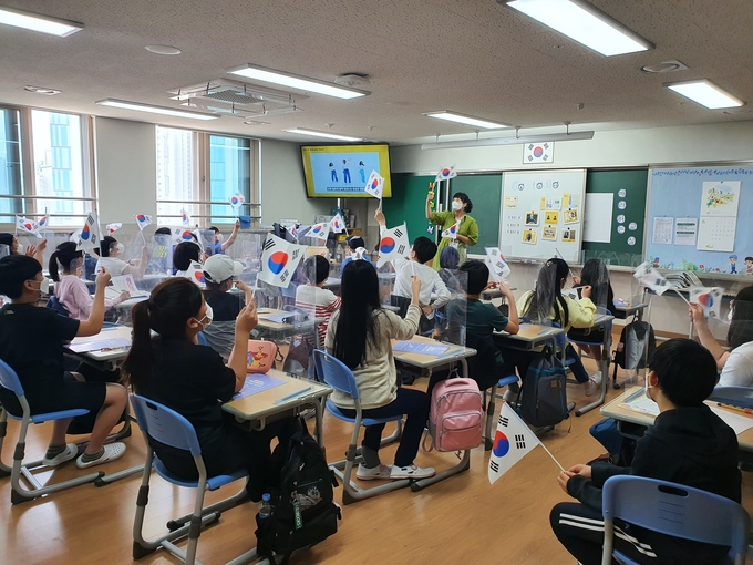화성시 독립운동을 조명해 우리고장의 역사를 바로알기 프로그램인 '찾아가는 화성시 청소년 역사체험' 에 참여한 학생들이 역사 해설사의 설명을 듣고 있다. (사진= 화성시여성가족재단 제공)