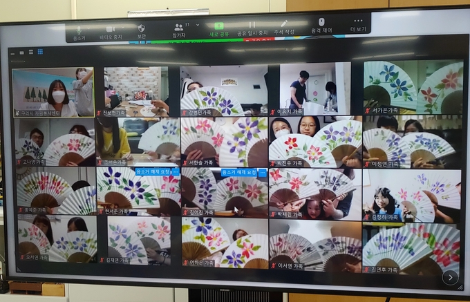 구리시자원봉사센터가 지난 3일 어르신을 위한 행복담은 한지부채 만들어 전달했다. (사진=구리자원봉사센터 제공)
