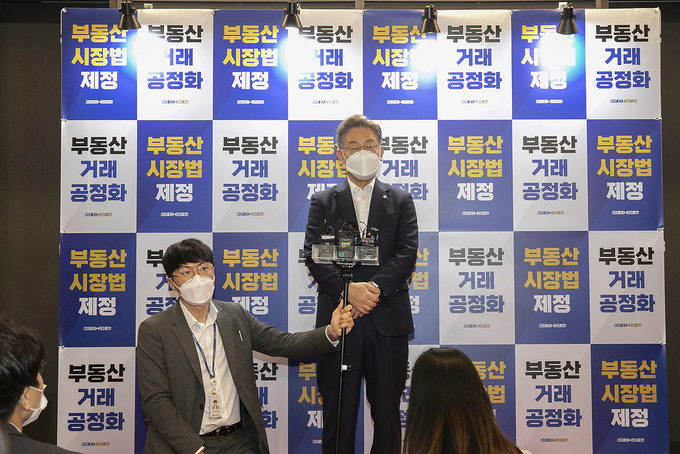 6일 오전 서울 여의도 글래드호텔 블룸A홀에서 열린 경기도 부동산시장법 제정 국회 토론회를 마치고 이재명 경기도지사가 기자들의 질문에 답변하고 있다. (사진= 경기도 제공)