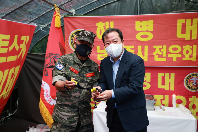 남양주시자원봉사센터는 지난 4일 ㈜이앤씨 임경택 대표의 후원으로 해병대남양주시전우회의 수상인명구조 활동을 지원하기 위한 제트스키(700만원 상당) 전달식 및 안전기원제를 가졌다고 밝혔다. (사진=남양주시자원봉사센터 제공)
