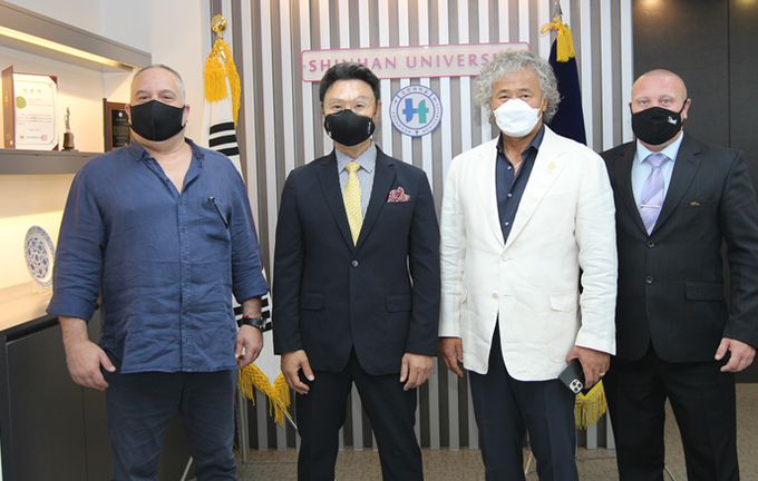 강성종 신한대 총장(사진 왼쪽 두번쨰)이 불가리아 태권도연맹과 에스토니아 프로태권도연맹 관계자와 글로벌 태권도 문화 정착과 발전을 위한 업무협약을 체결했다. (사진=신한대학교 제공)